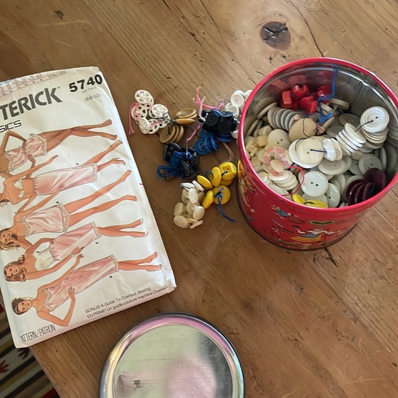 Vintage Buttons and Pattern - Picture 7 of 11